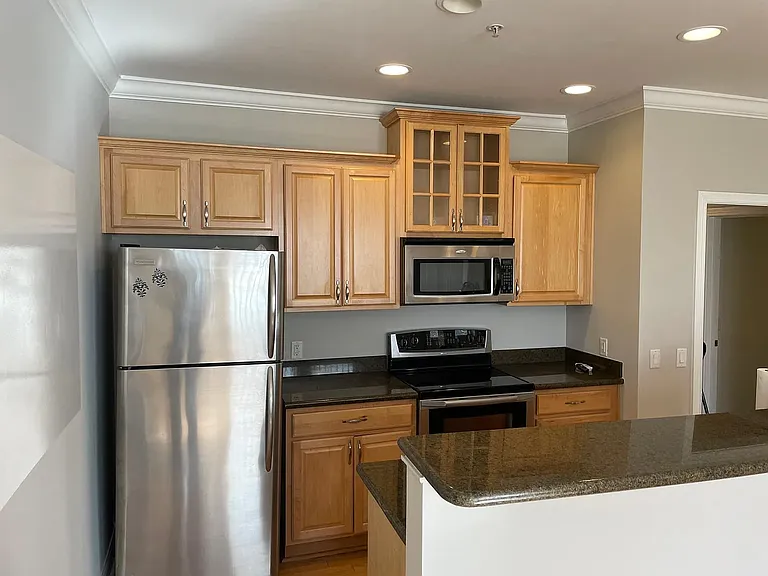 214 Stetson St — Photo 2