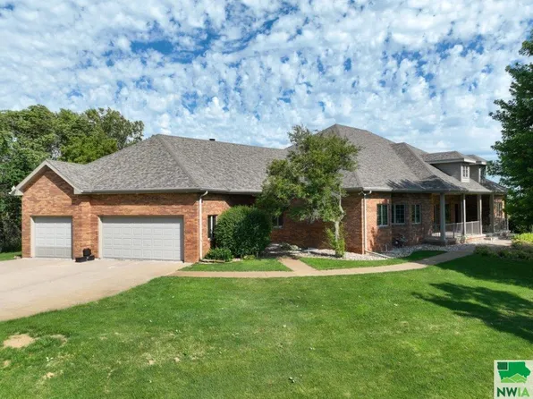 31317 W Horse Lake Dr, Sioux City, IA 51108