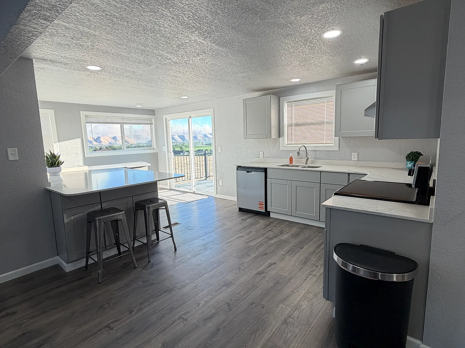 4 bed, 1800 sqft, $2,700 — Photo 4