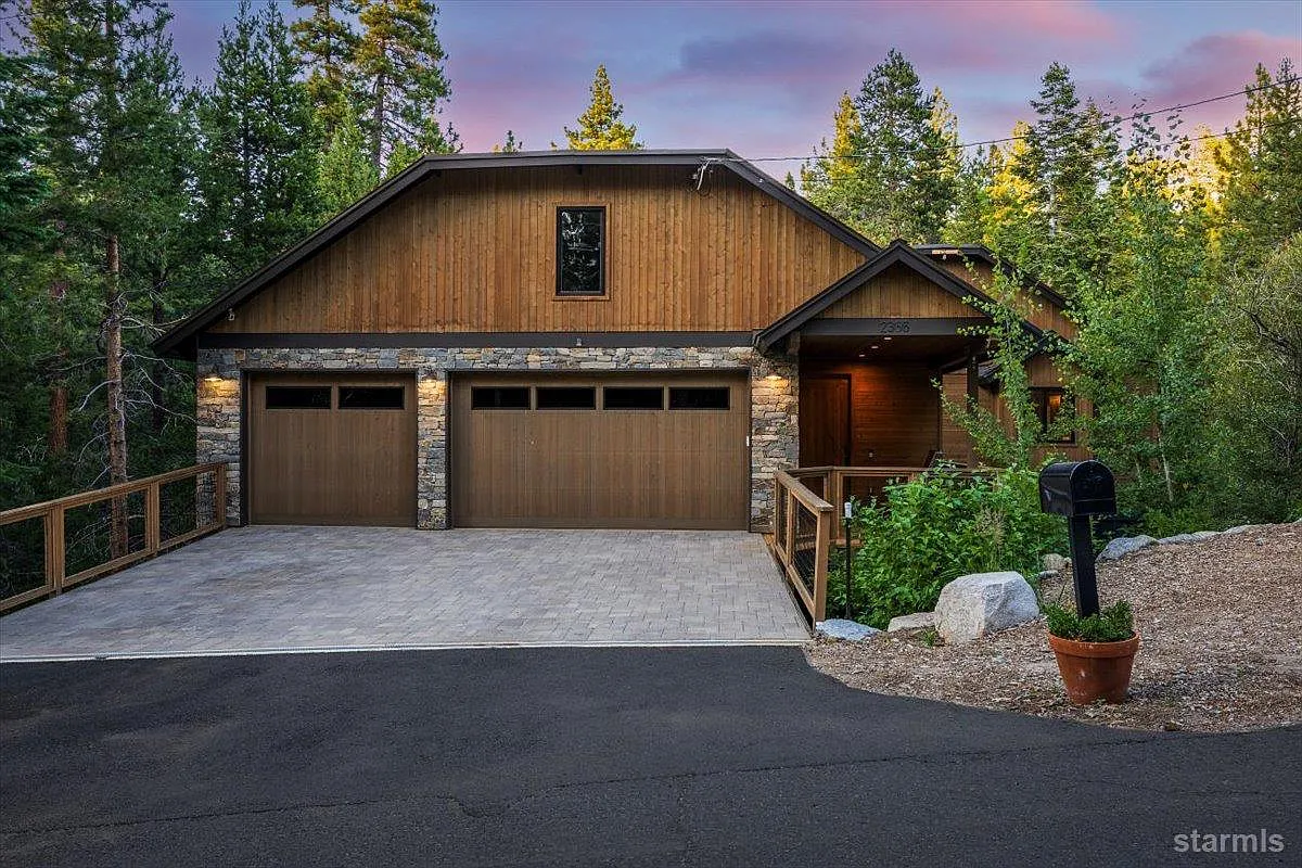 2366 Highlands Dr photo 1
