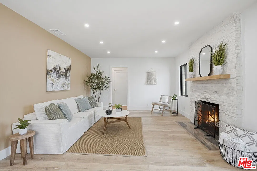 2 bed, 2.0 bath, 1473 sqft, $4,695 — Photo 2