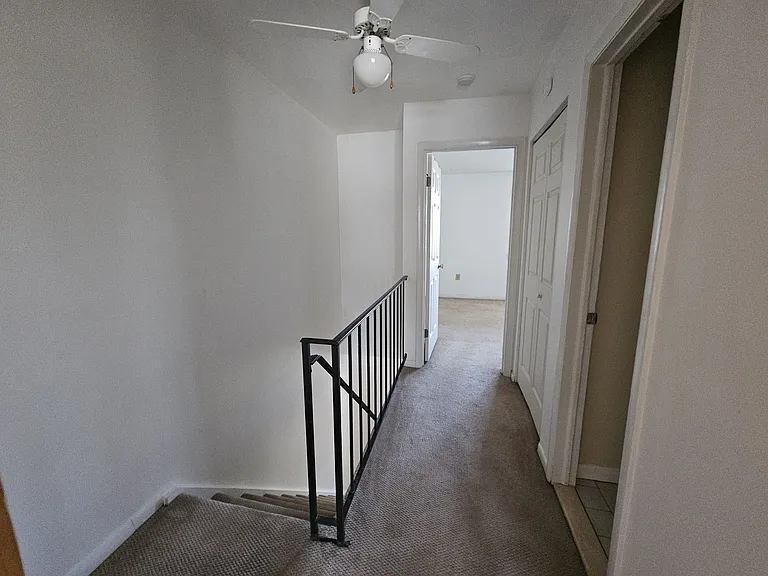 158 Marshall Ave W — Photo 11