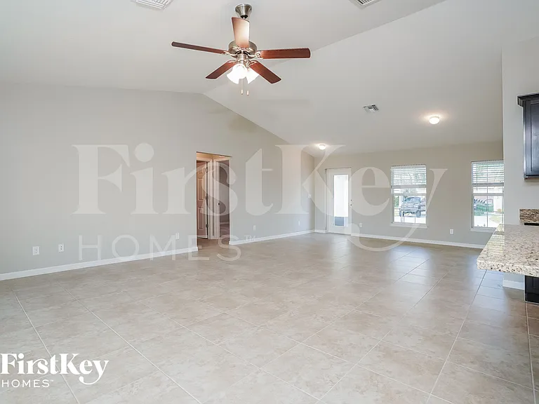 1114 SW 40th Ter — Photo 4