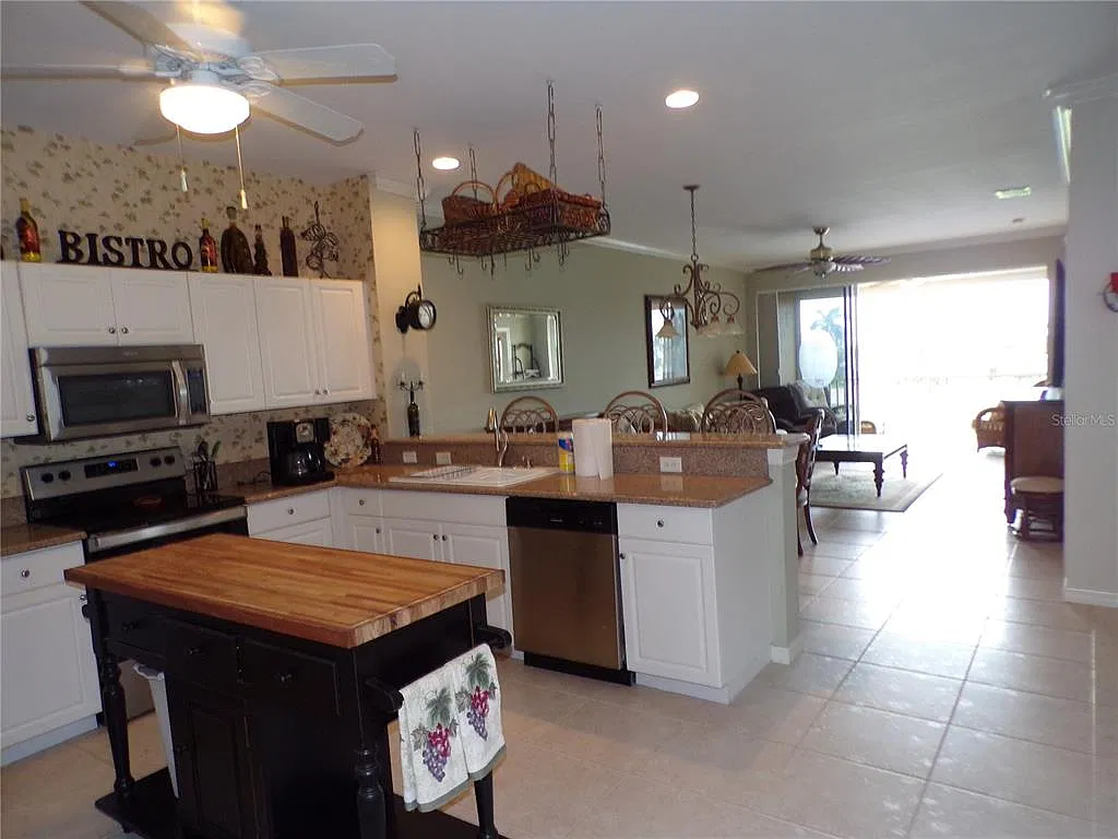 3 bed, 2.0 bath, 1517 sqft, $3,500 — Photo 2