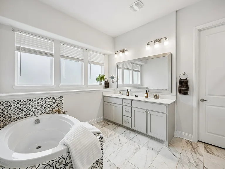 439 Montrose Dr — Photo 14