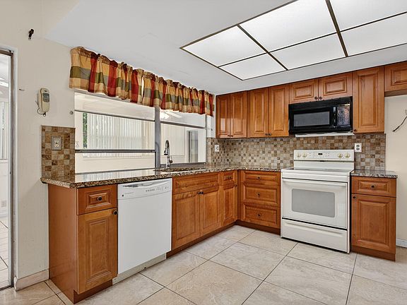 4th image of 2540 NW 34th Terrace