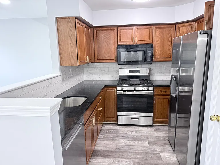 921 Bentley Ct — Photo 5