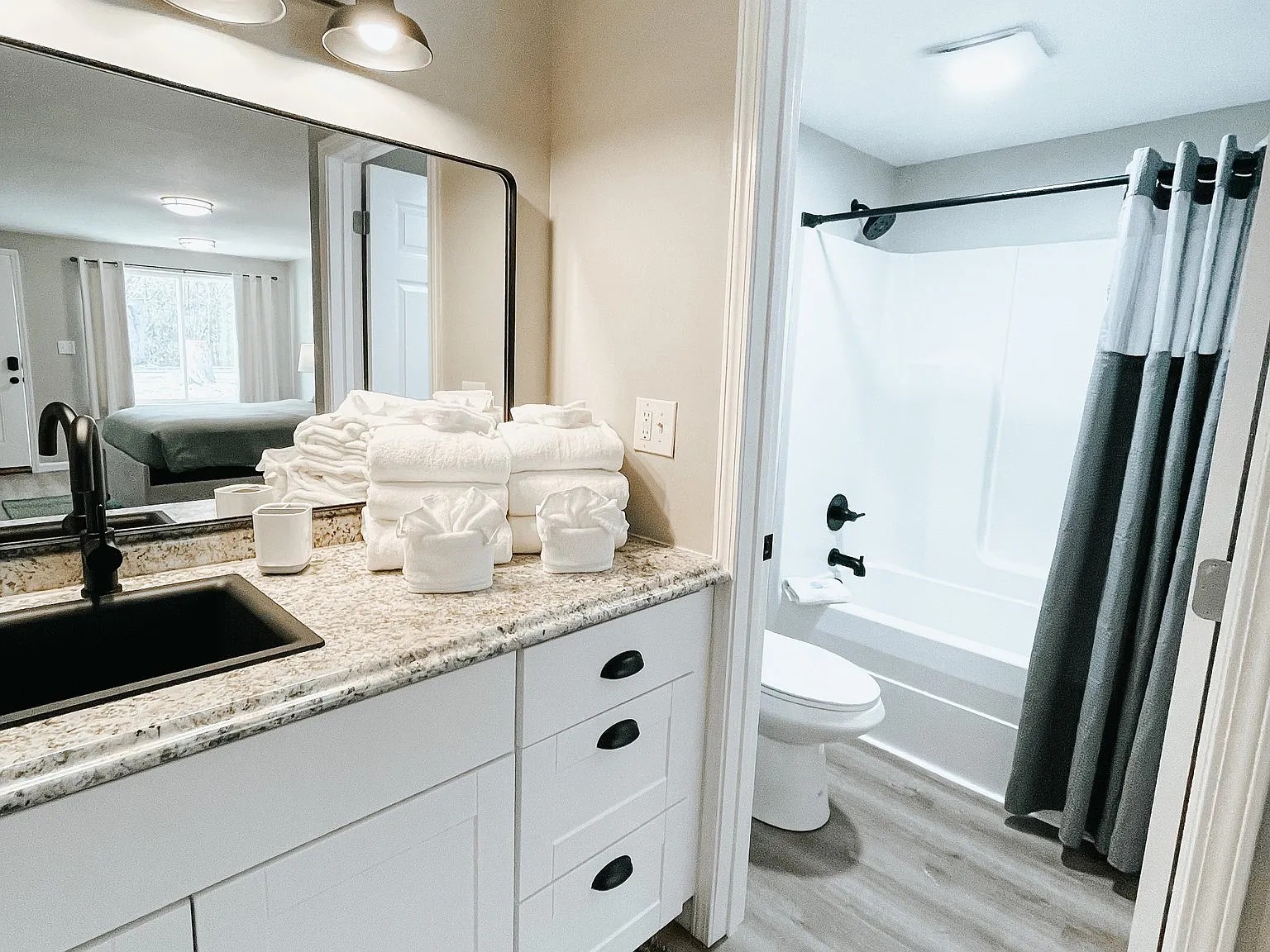Beautifully Renovated Furnished Studio at Trailblazer Inn - All Utilities Included — Photo 2