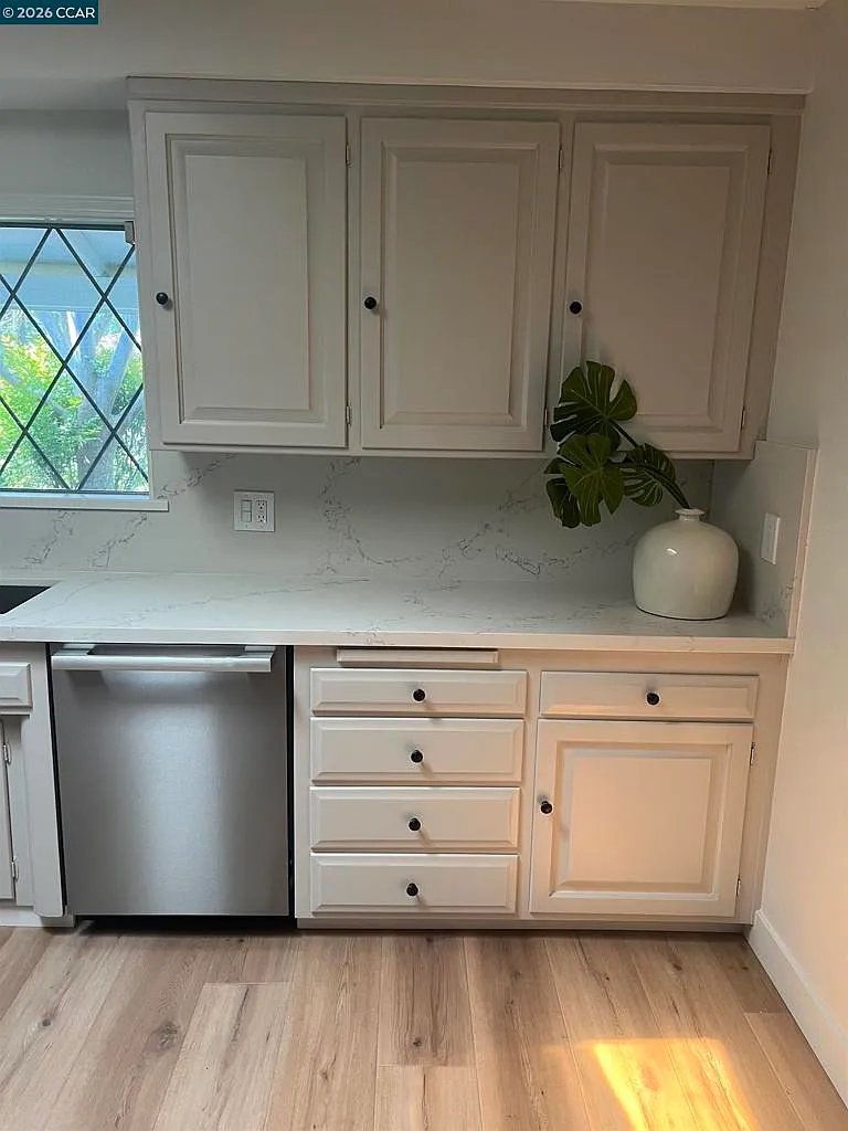 4 bed, 2.0 bath, 2200 sqft, $6,300 — Photo 4