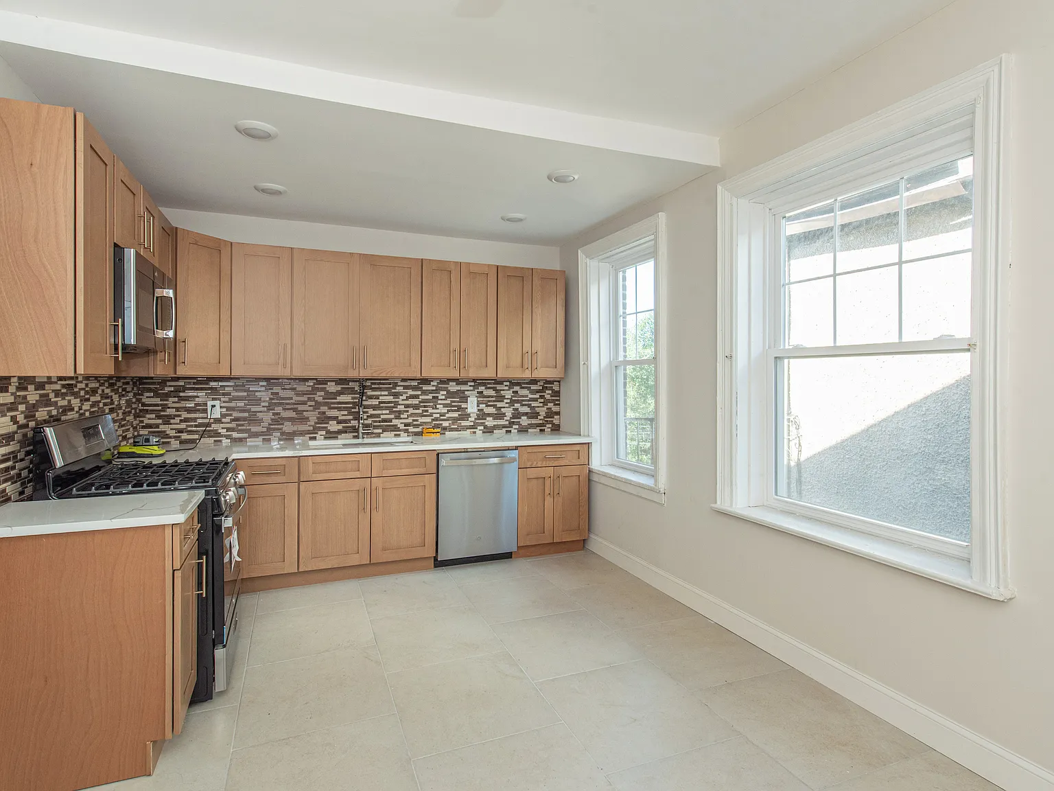 9-15 Vernon Ave — Photo 4
