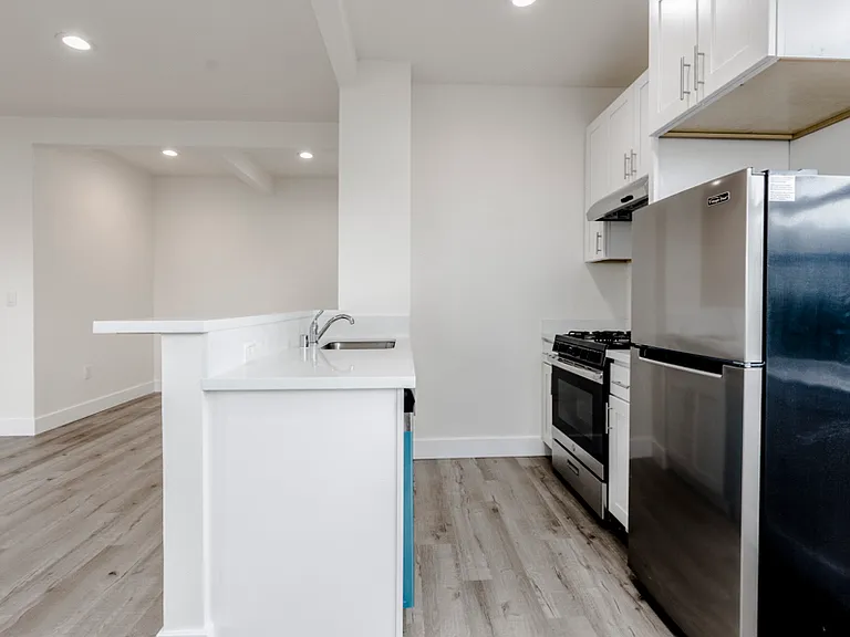 4748 Balboa St #302 — Photo 3