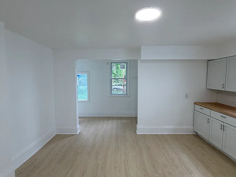 1139 E 74th St #1139 — Photo 5