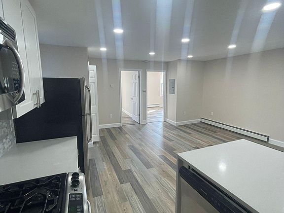 5th image of 42 Saint Pauls Ave #2