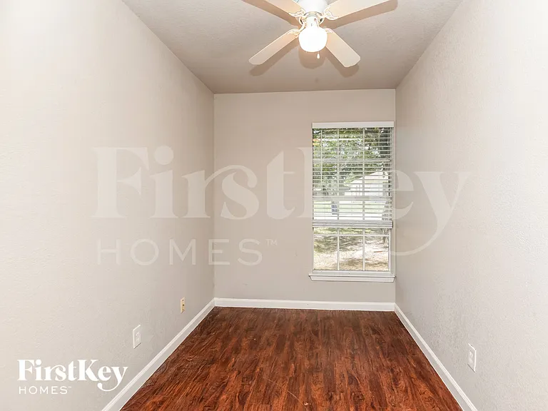 600 NW Chisholm Rd — Photo 10