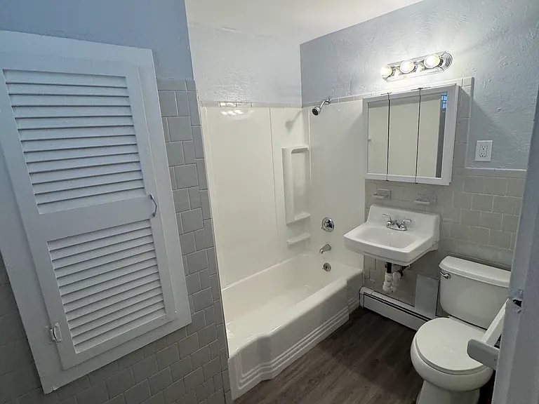 Bathroom (angle 2)