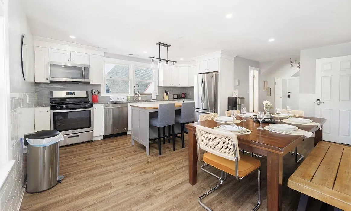 3 bed, 1.0 bath, 1000 sqft, $3,500 — Photo 1
