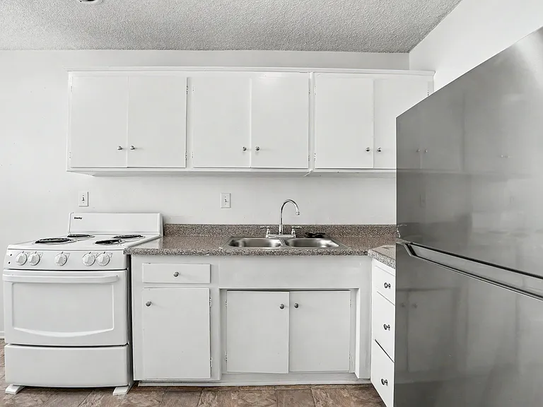 Hollywood Apartments — Photo 58