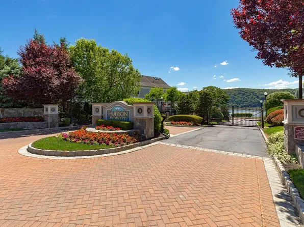 408 WATERVIEW Drive, Poughkeepsie, NY 12601