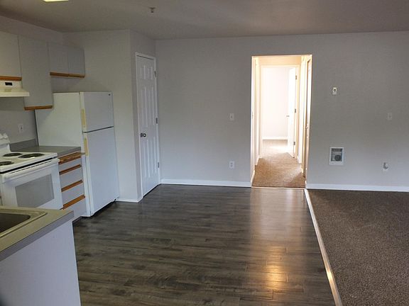 4th image of 631 Sunset Ave NE #206