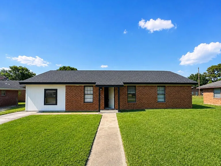 732 Meadow Ln — Photo 1
