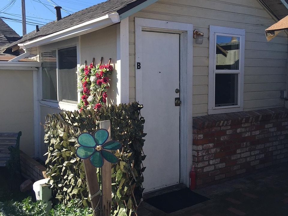 Front entrance wiht small patio