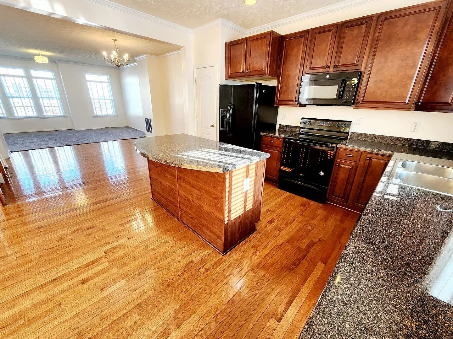 4 bed/3.5 bath Townhouse in Suncrest Village - Available 07/09/2027! — Photo 4