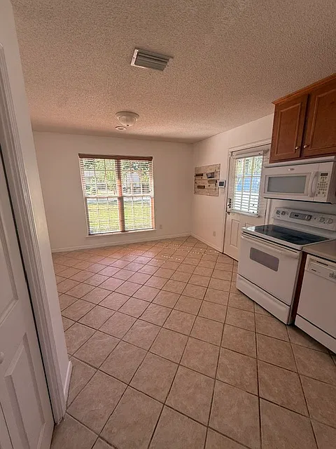 3 bed, 1200 sqft, $1,800 — Photo 4