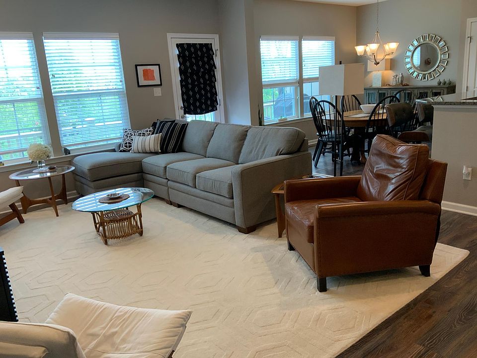 Beautiful townhome available for you in August!