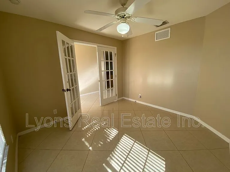 1104 NW 11th Pl — Photo 7