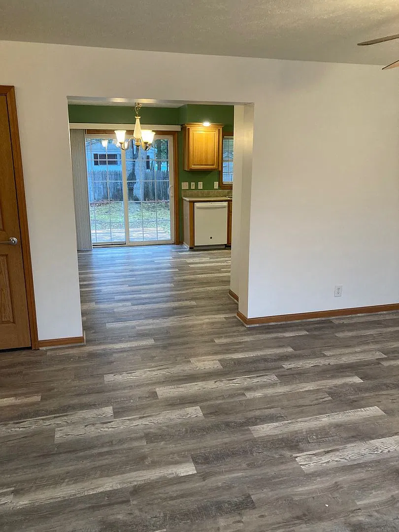 Newly Remodeled 2 Bedroom Duplex Unit — Photo 3
