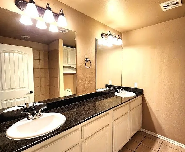 13705 Oxford Dr — Photo 28