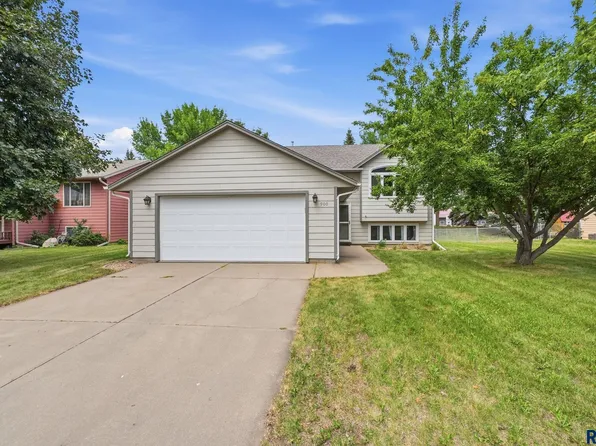 900 E Magnolia Dr, Brandon, SD 57005