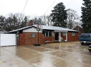 18636 W Nine Mile Rd, Southfield, MI 48075