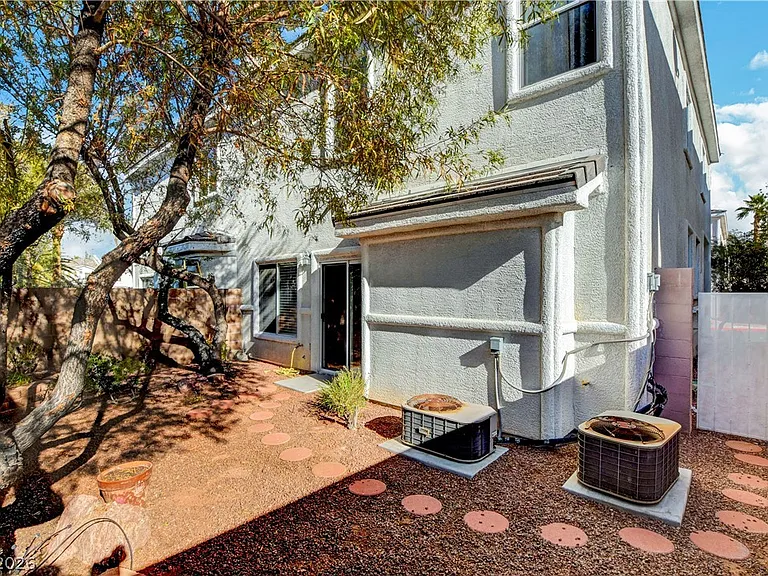 251 Queens Ct — Photo 37