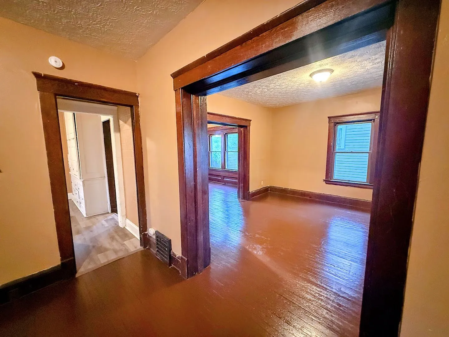 Three bedroom one bathroom single family home for rent — Photo 3