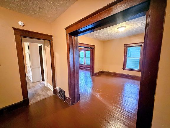 3rd image of 638 Merton Ave