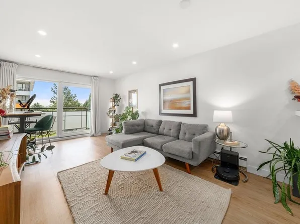 360 E 2nd St #312, North Vancouver, BC V7L 4N6