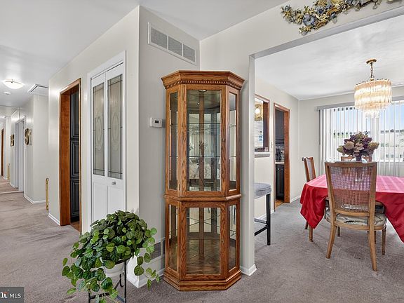 4th image of 716 Elmtree Ln