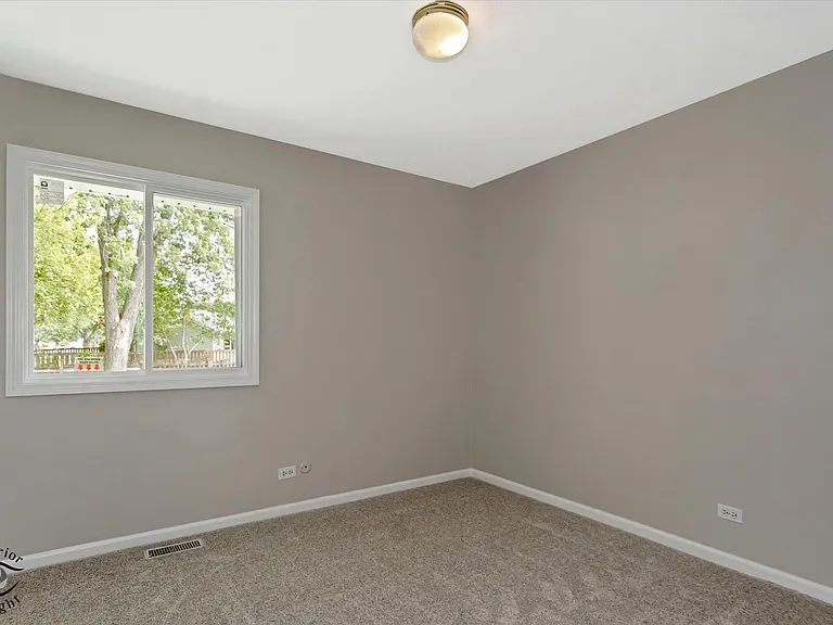 30W150 Foxboro Ct — Photo 19