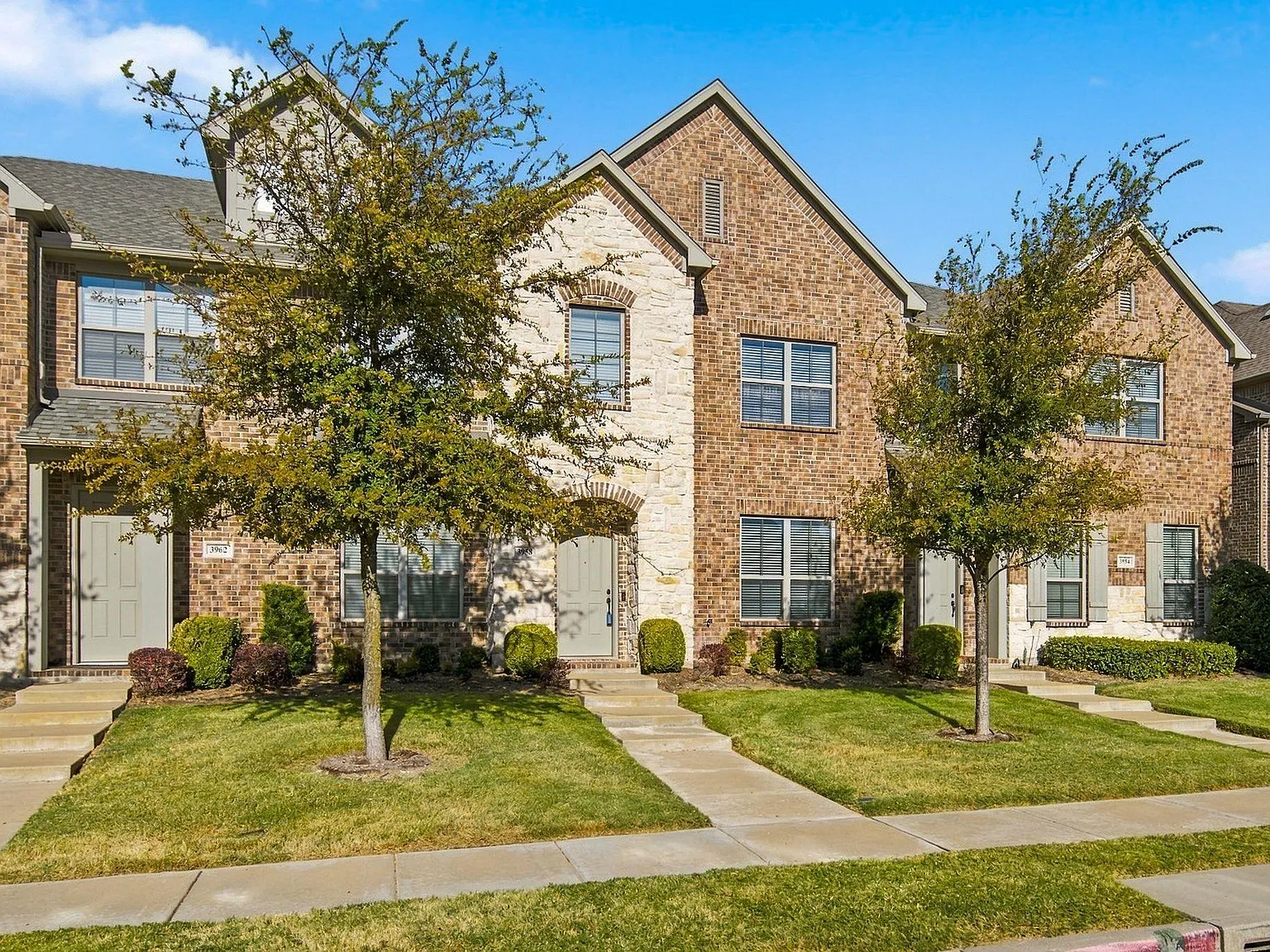 3 bed, 2.5 bath, 1695 sqft, $2,600 — Photo 2