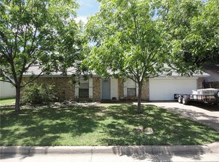 2424 Homewood Trl, Arlington, TX 76015