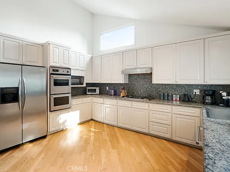 1447 N Kings Rd — Photo 9