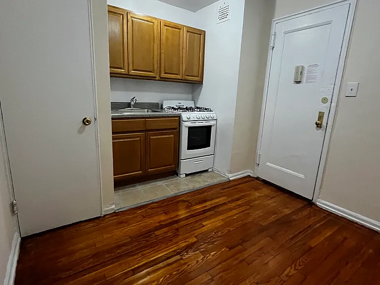 140-79 Burden Cres #4A — Photo 1