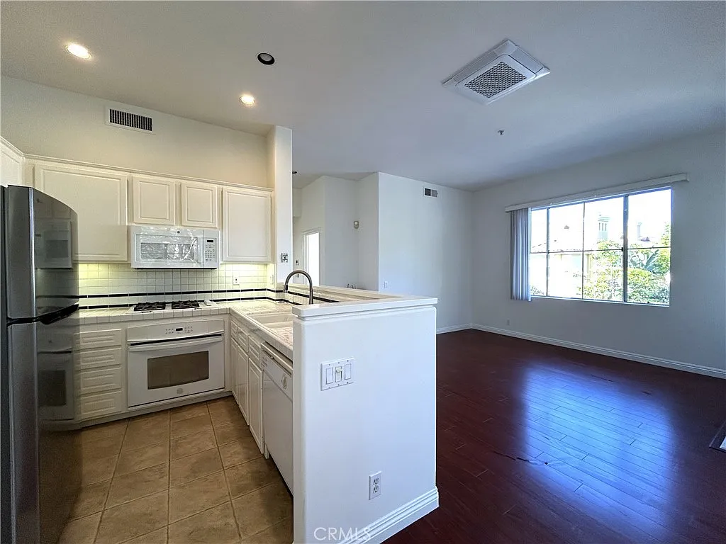 2 bed, 1030 sqft, $3,300 — Photo 3