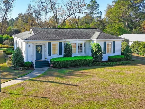 323 Curry St NE, Pelham, GA 31779