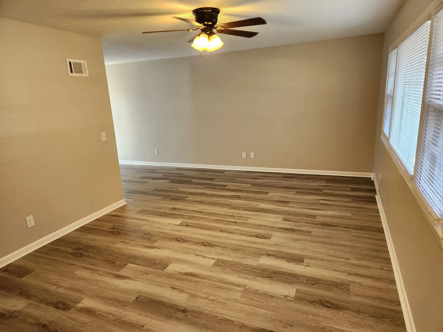 Newly remodeled 4 bed 2 bath — Photo 2