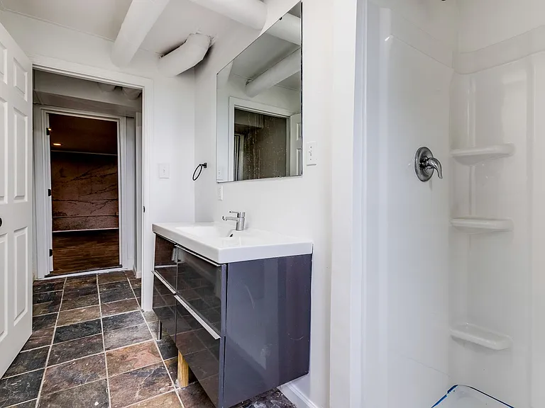 955 E Warrington - Fully Renovated Units in Pittsburgh's Coolest Neighborhood! — Photo 7