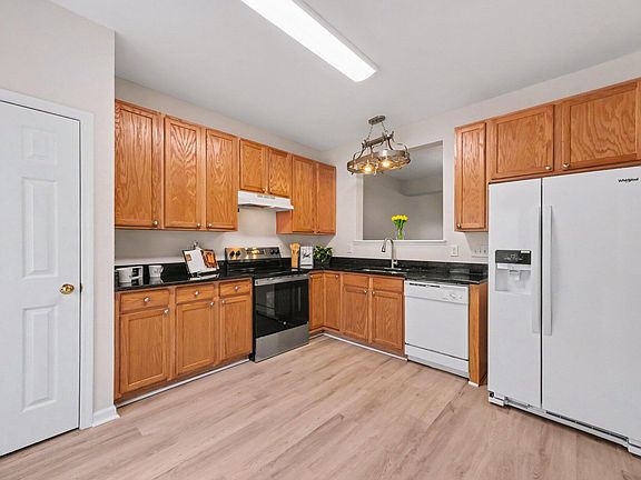 3rd image of 29 Edgebrook Cir