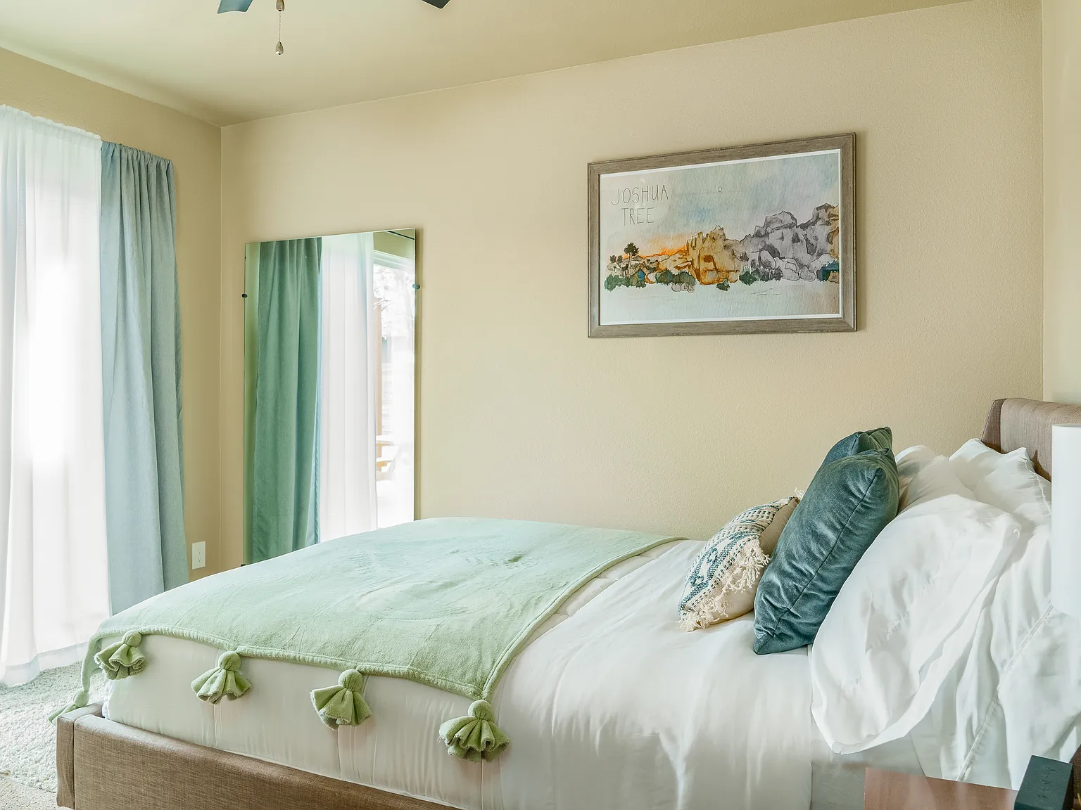 2 bed, 672 sqft, $2,100 — Photo 2