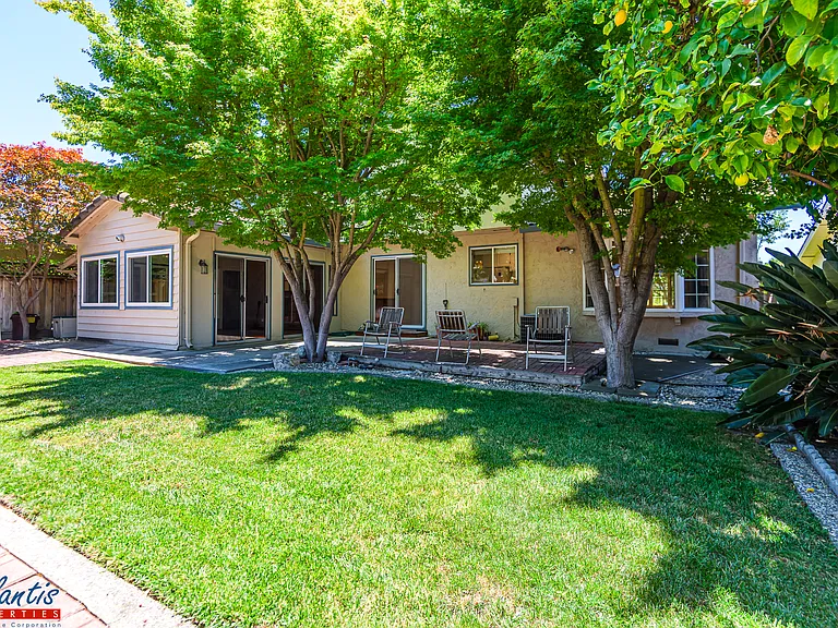 2566 Fairglen Dr — Photo 22